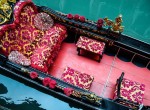Na luksusowe wnętrze gondoli składają się cenne dywany i tapicerowane krzesła
