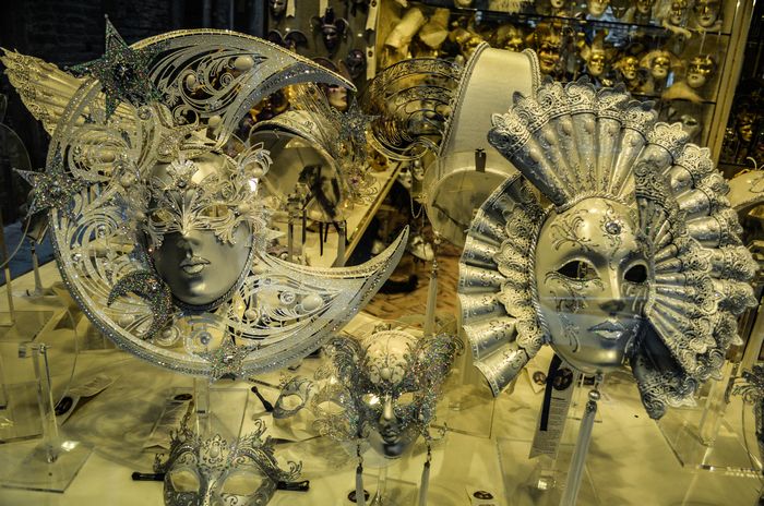 Najpiękniejsze i najdroższe wykonane ręcznie maski osiągają cenę nawet kilkuset euro za sztukę.