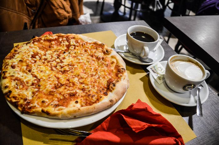 Smakowita, włoska pizza - 6 euro, kawa - 2 euro;
radość z podwieczorka - bezcenne :)