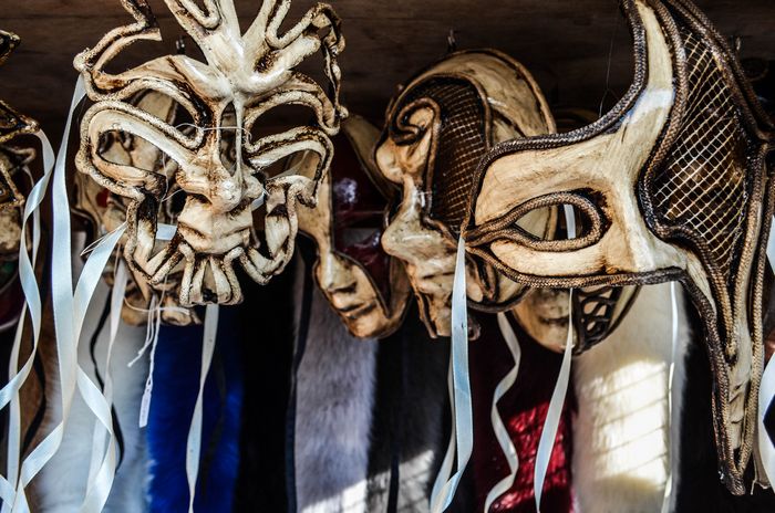Maski kupione u lokalnych artystów to prawdziwe arcydzieła.