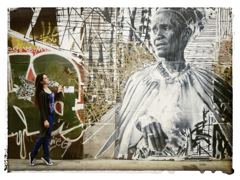 kasia kowalczyk twins on tour spain barcelona street art